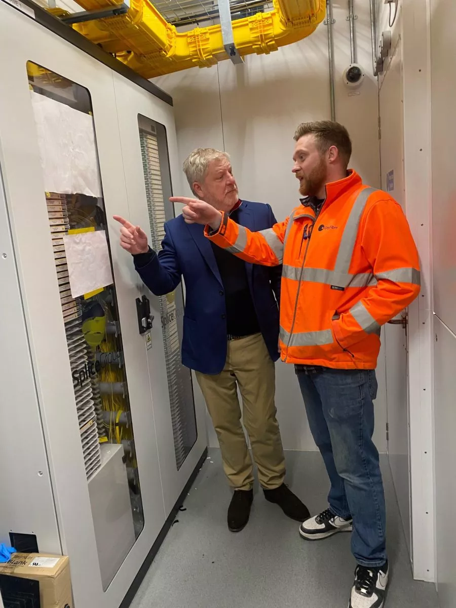 Angus Robertson MP on tour of City Fibre works 1